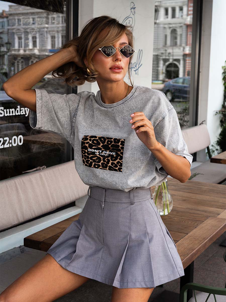 Gray pleated skirt-shorts with a white bottom