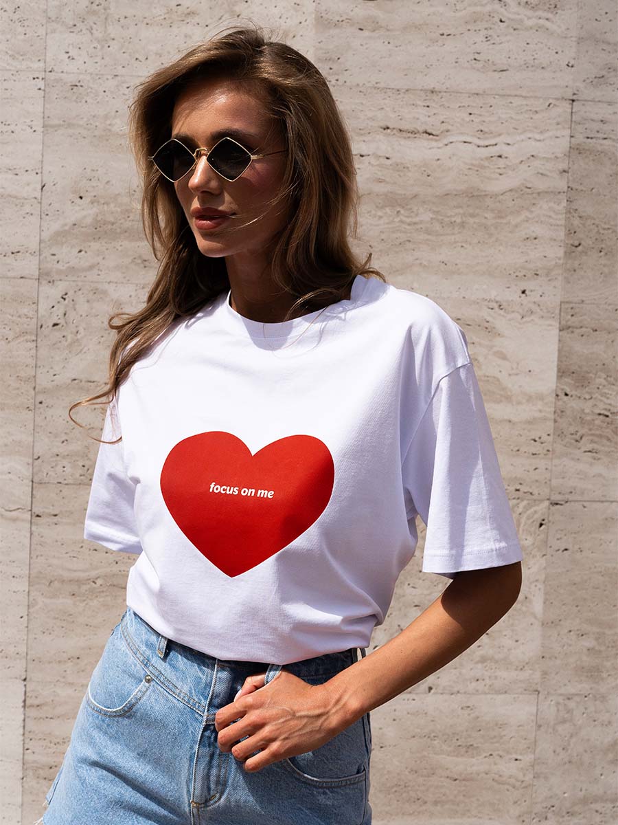 White oversize t-shirt with a red heart Focus on me