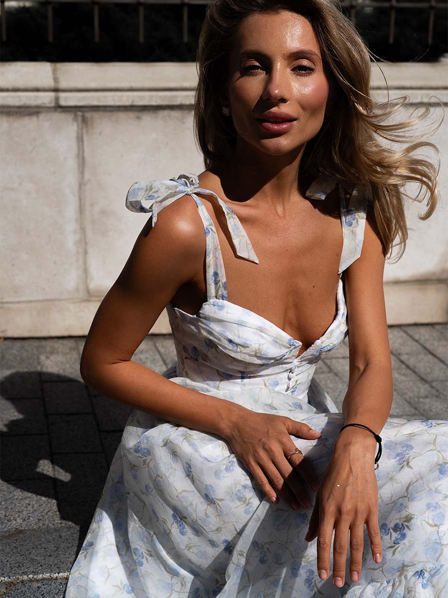 Midi dress of white color corseted in blue flowers