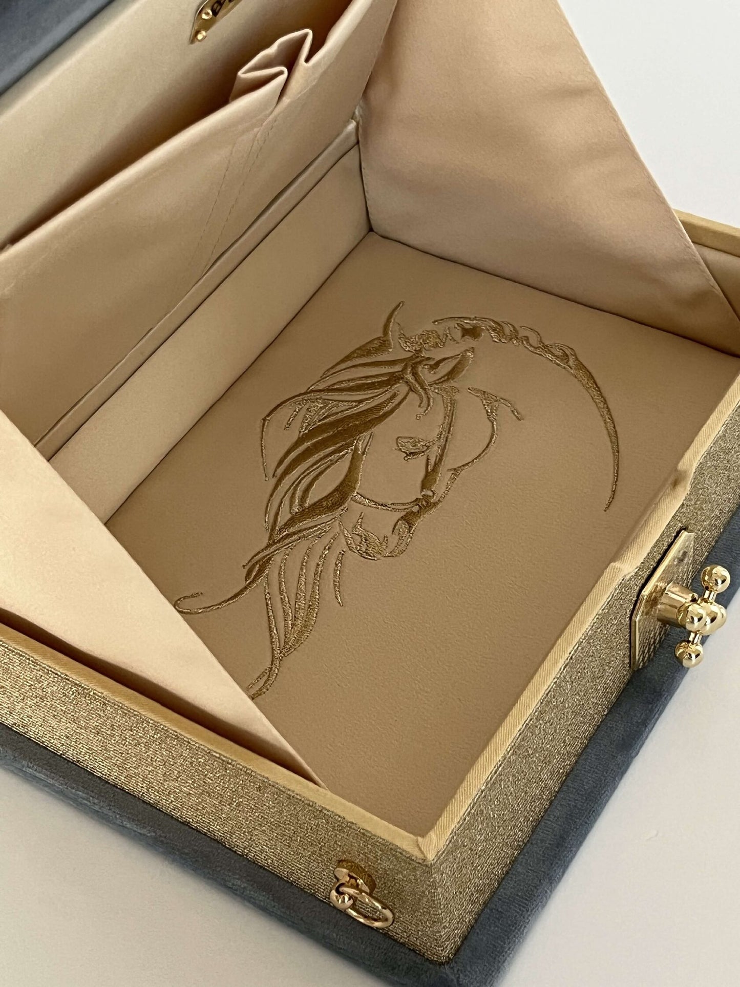 Embroidered clutch Sleeping beauty