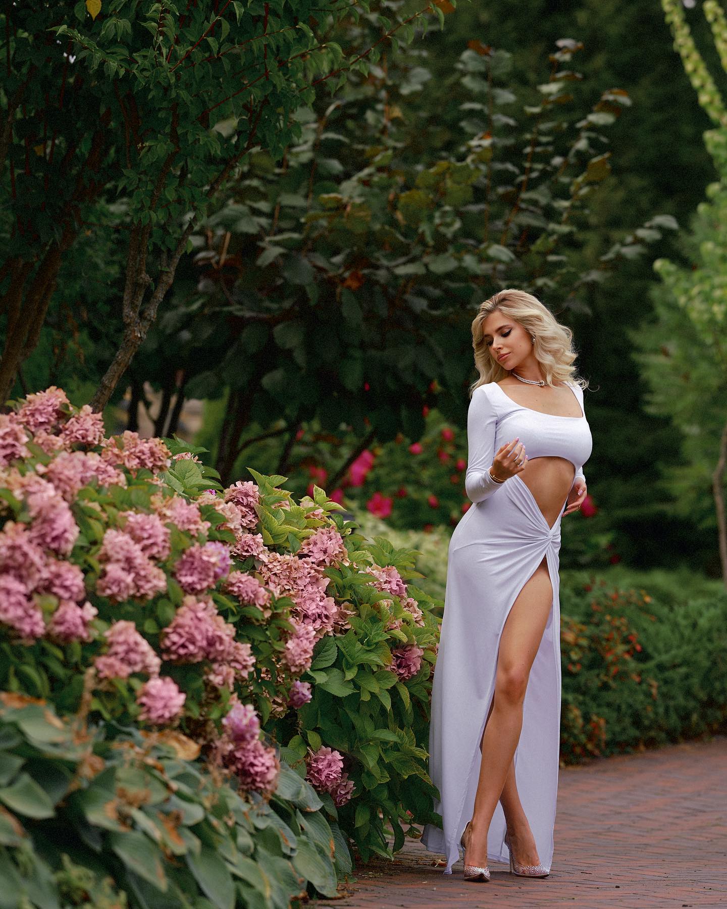 Maxi dress with open belly