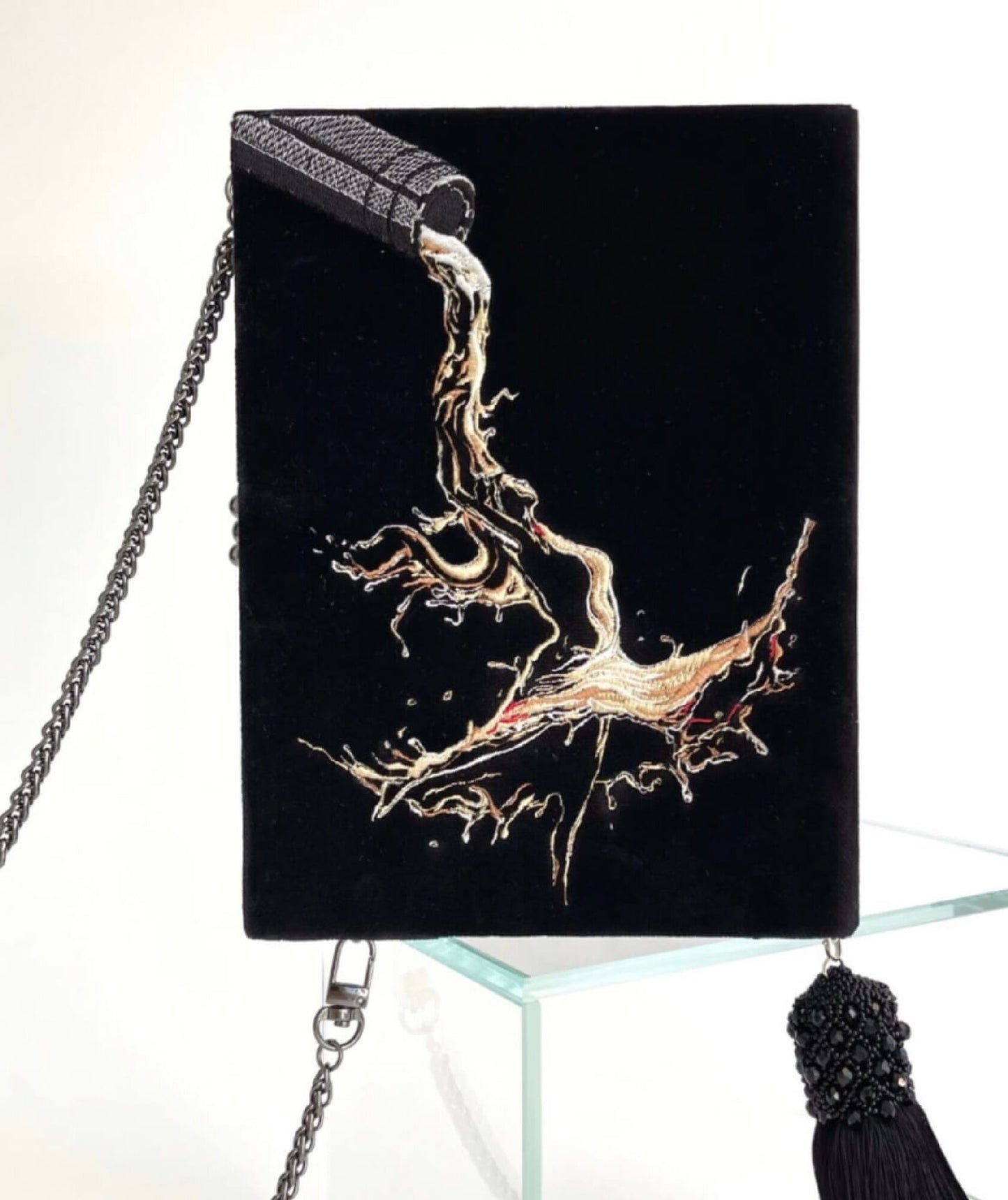 Embroidered clutch In vino veritas
