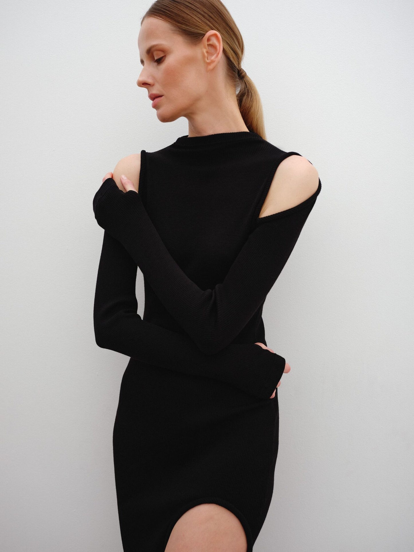 Stretched dress with shoulder cutouts