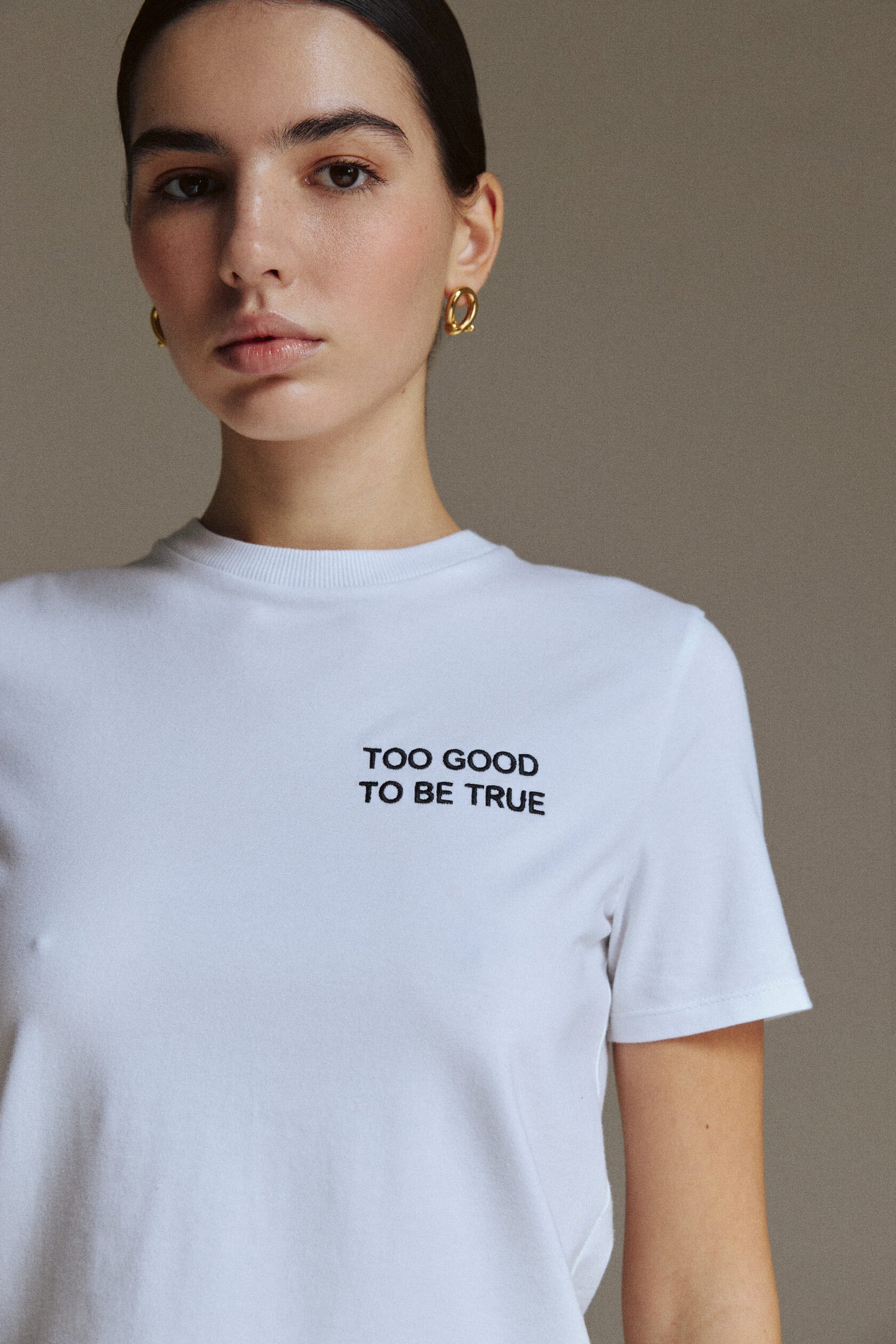 T-shirt with slogan "TOO GOOD TO BE TRUE"