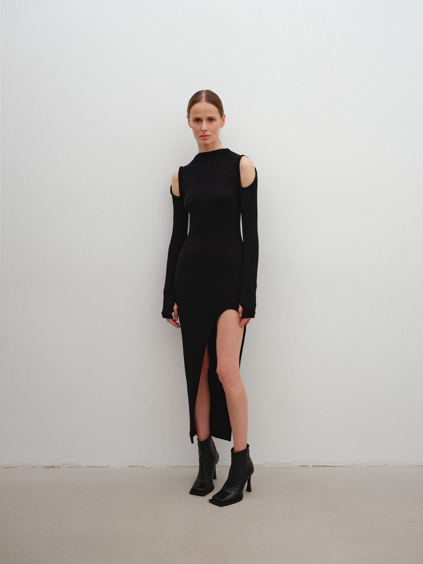 Stretched dress with shoulder cutouts
