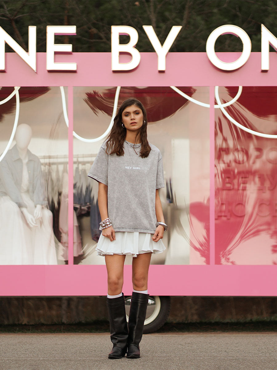 Gray oversize t-shirt with HEY GIRL print