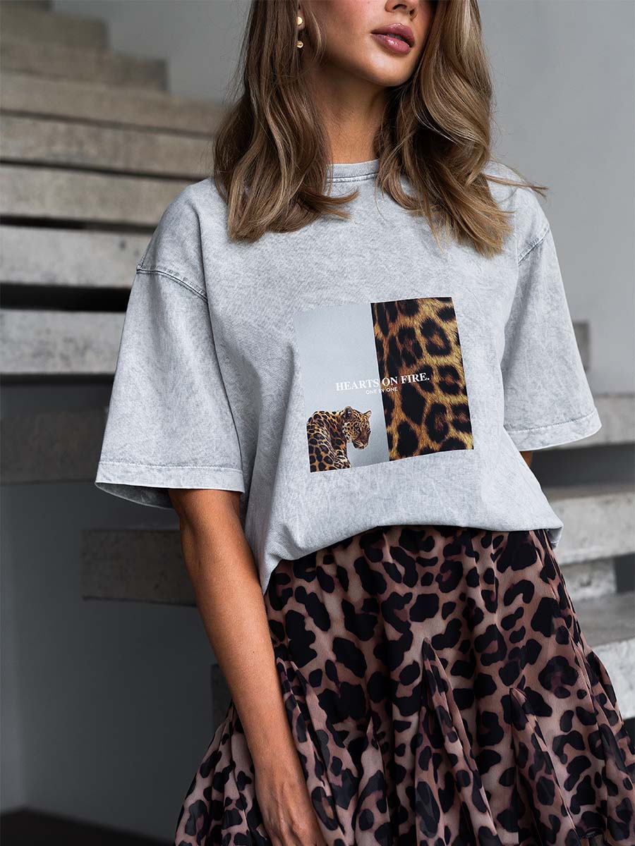 T-shirt cooked in gray color with a Hearts on fire print