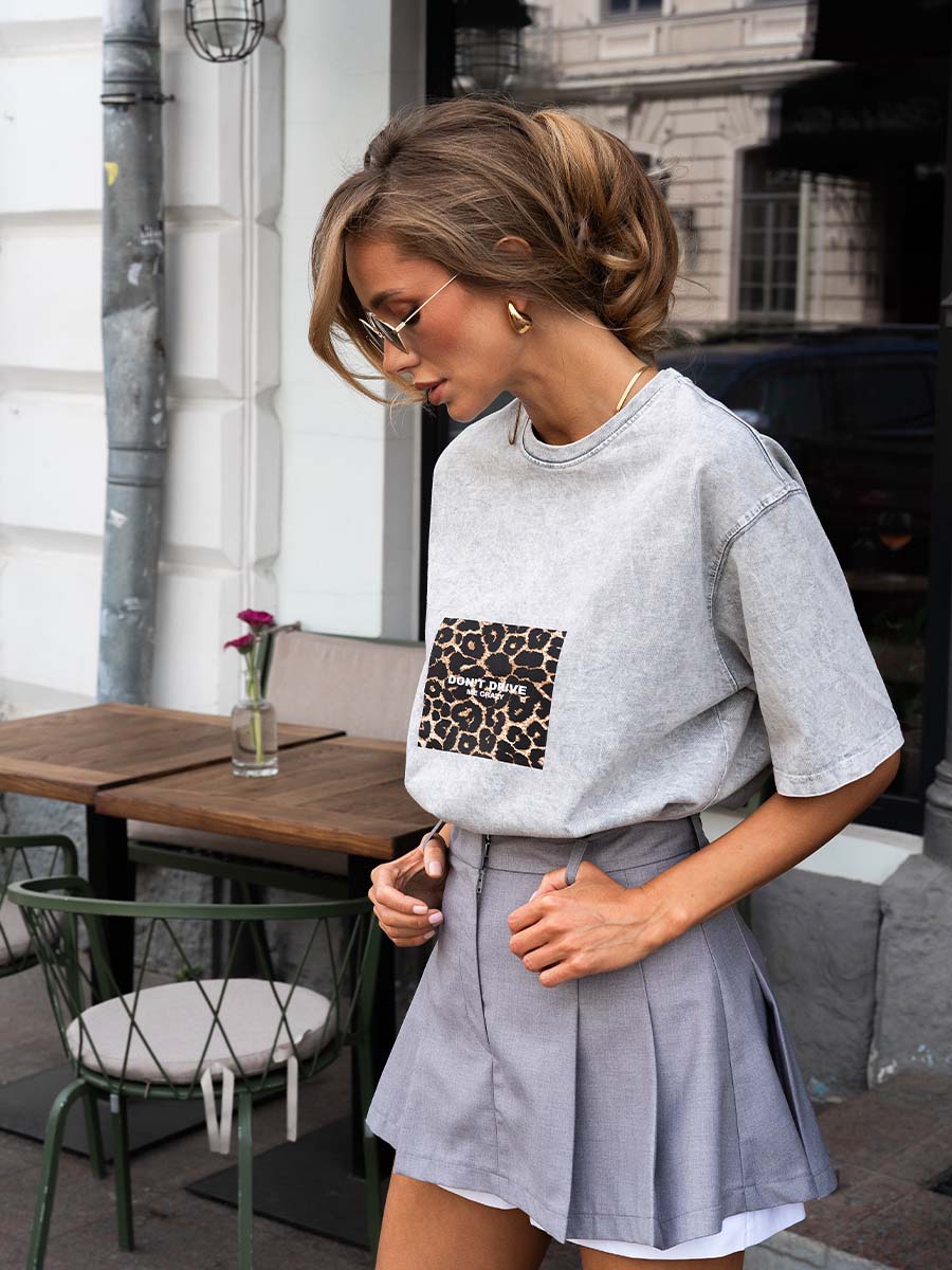 Gray pleated skirt-shorts with a white bottom