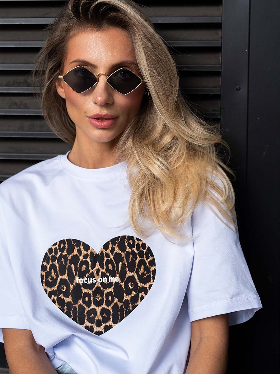 White t-shirt with a leopard heart print Focus on me
