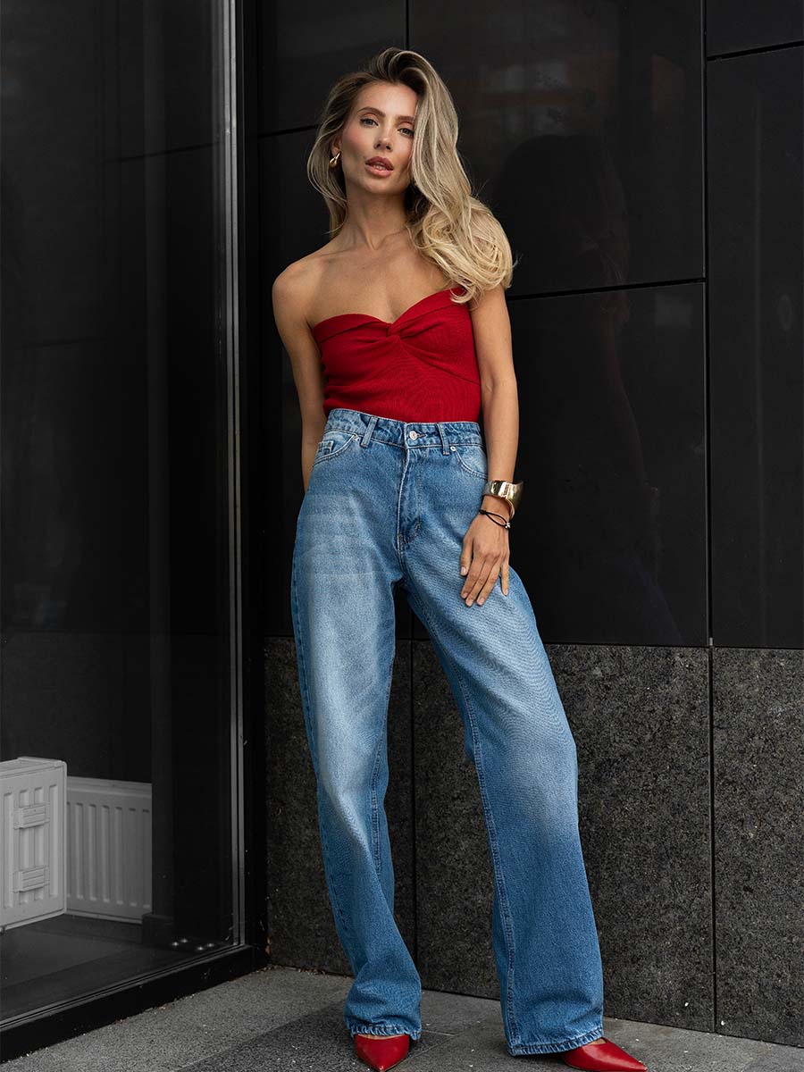 Red knitted top with interweaving