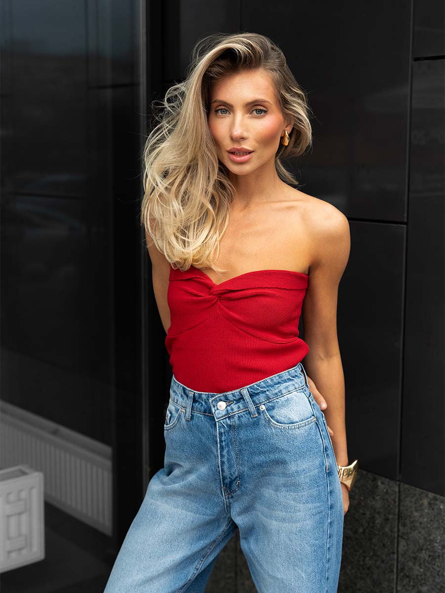 Red knitted top with interweaving