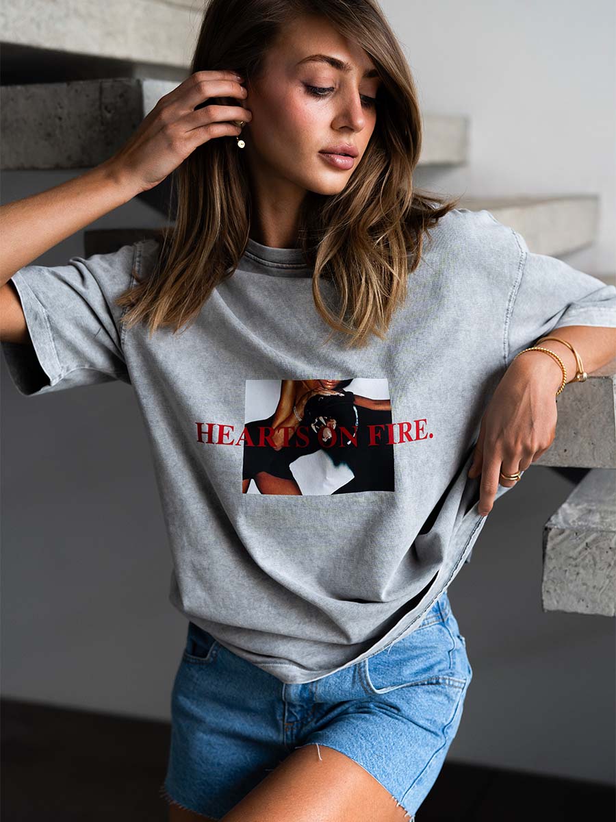 Boiled gray t-shirt with a panther print