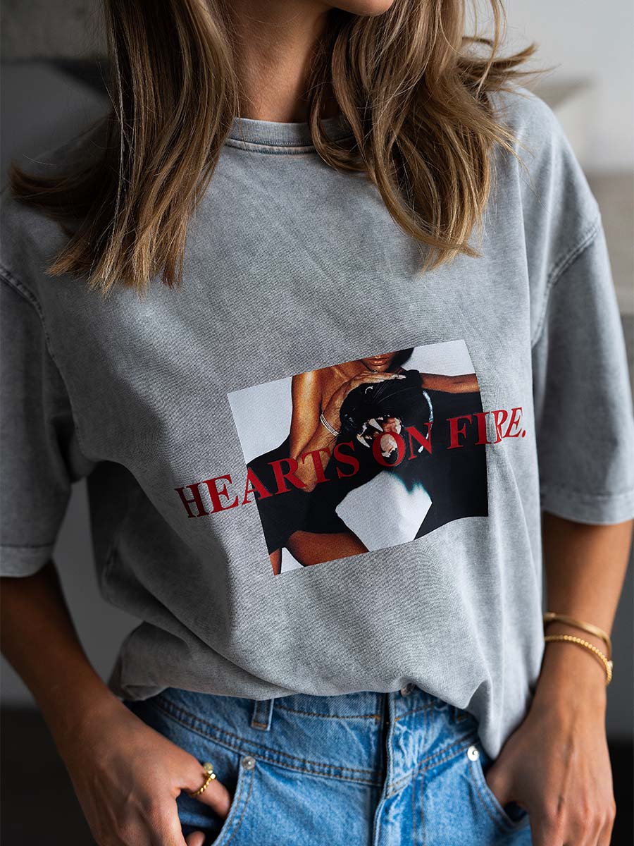 Boiled gray t-shirt with a panther print