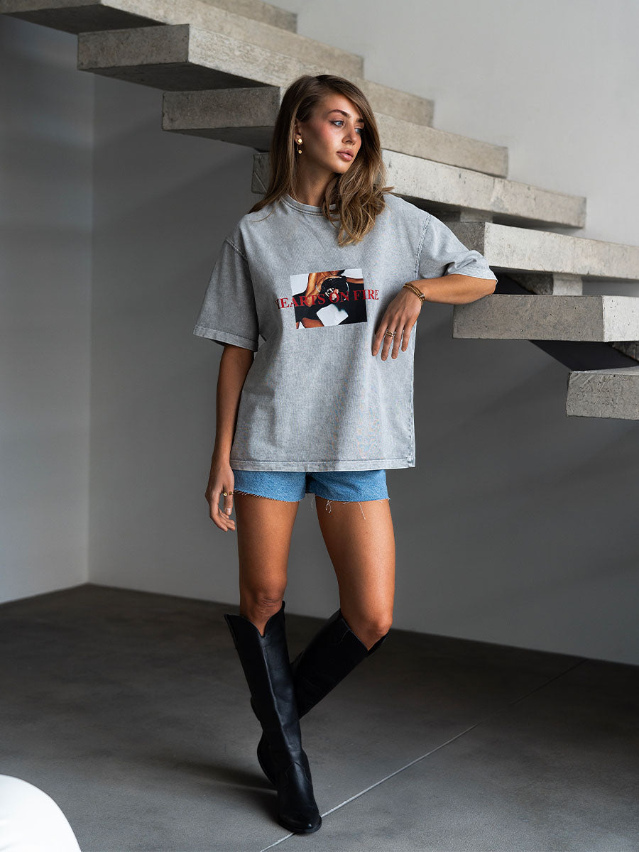Boiled gray t-shirt with a panther print