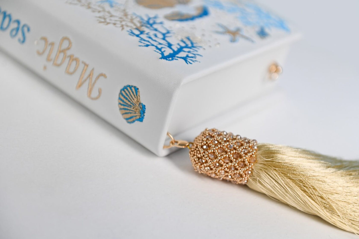 Embroidered clutch Magic shell