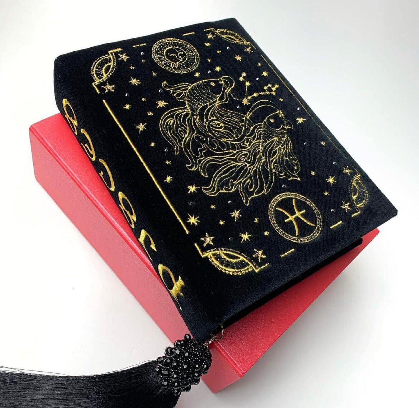 Embroidered clutch Zodiac