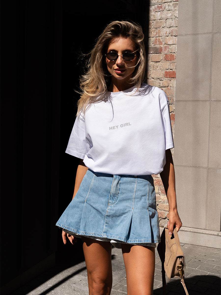 White oversize t-shirt with HEY GIRL print