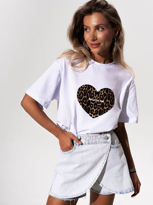 White t-shirt with a leopard heart print Focus on me
