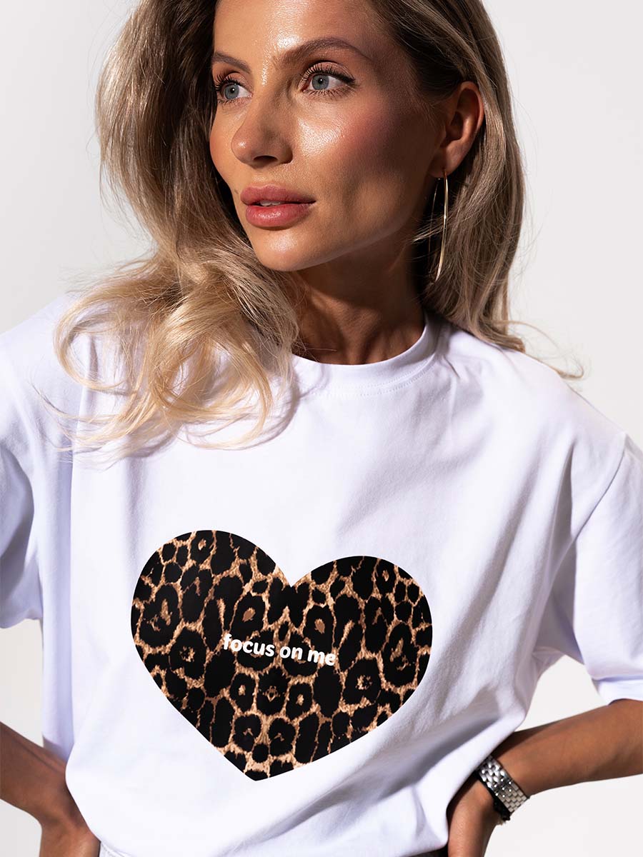 White t-shirt with a leopard heart print Focus on me