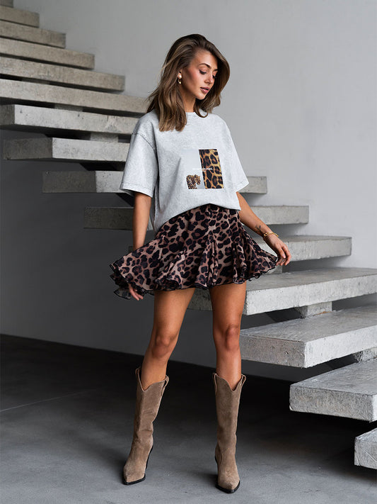 T-shirt cooked in gray color with a Hearts on fire print